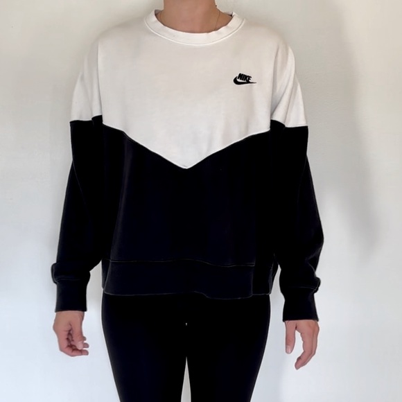 NIKE Black & White Cropped Sweatshirt Size 3X - Picture 3 of 8